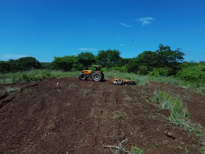 Prefeitura de Patos avança com corte de terra para os pequenos agricultores
