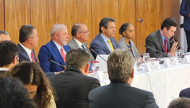 João Azevêdo participa de solenidade com Lula de assinatura de decretos que ampliam investimentos em saneamento