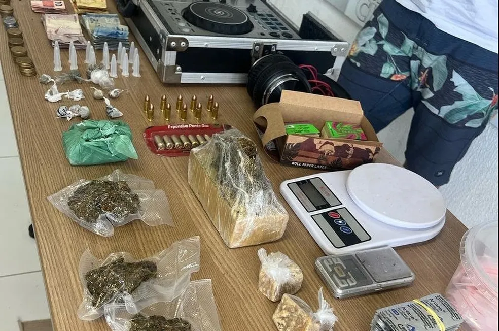 Homem é preso suspeito de tráfico de drogas e receptação de produtos roubados, na PB