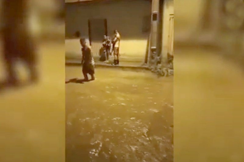 Em Itaporanga, bombeiros retiram família de casa após inundação; vídeo