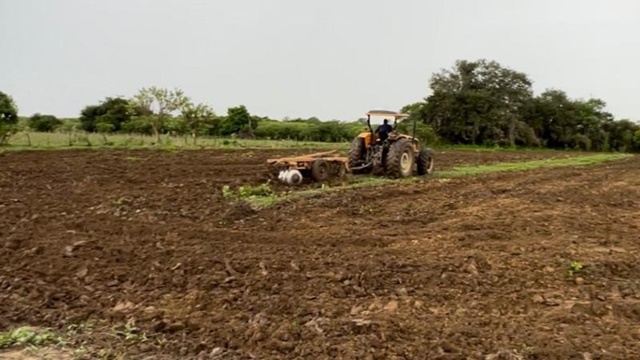 Secretaria de Agricultura de Patos conclui corte de terra nas comunidades rurais do município