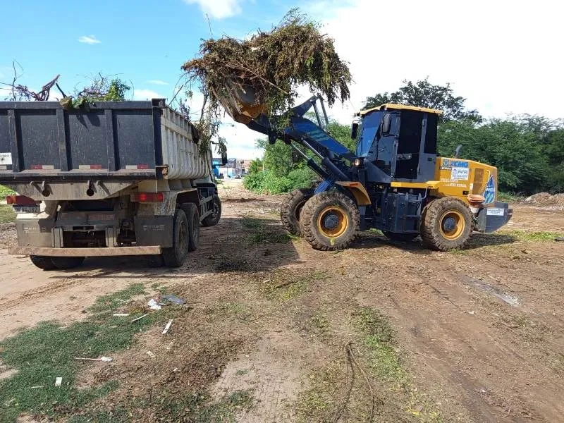 Prefeitura de Patos intensifica limpeza em praças, cemitérios, terrenos baldios e em canais