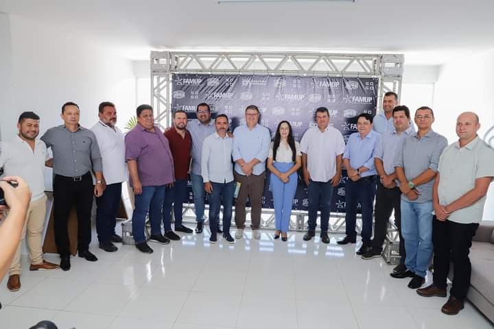 Prefeitos do cariri paraibano, se reúnem em Sumé e tratam sobre o uso da tecnologia a serviço dos municípios