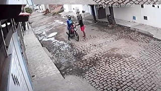 VÍDEO: Mototaxista tem moto tomada por assalto na tarde dessa quinta-feira (6), no bairro Salgadinho, em Patos, em Patos