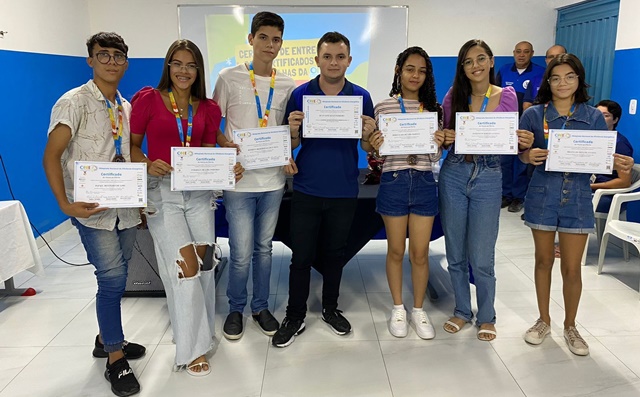 Alunos do CIEP III ganham medalhas e bolsas de iniciação científica após resultados em Olimpíadas do MEC