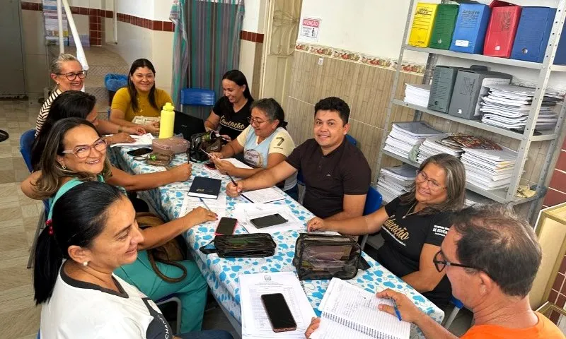 Prefeita Rozângela Ferreira se reune com gestores da Educação Municipal na manhã desta segunda-feira (03)