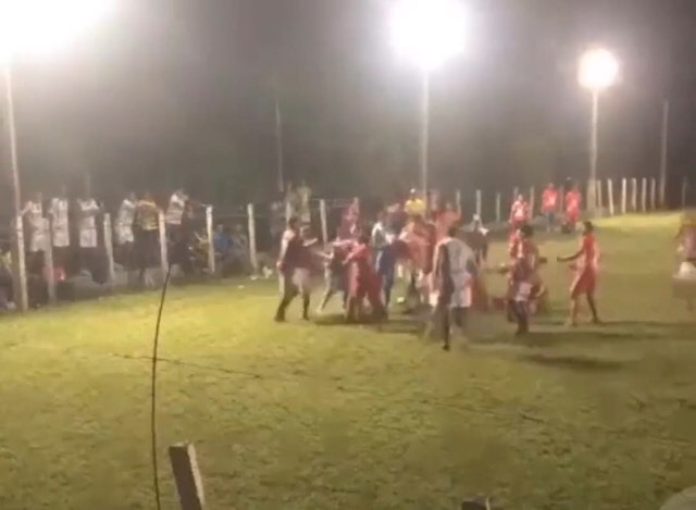 Vídeo: Partida de futebol termina em briga entre jogadores em Ibiara