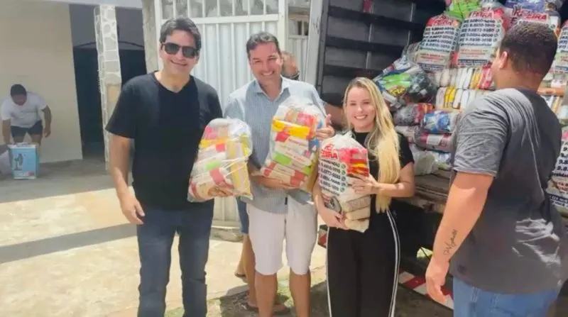 Murilo Galdino inspeciona áreas atingidas por alagamento e entrega cestas básicas