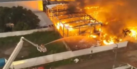 Incêndio de grandes proporções destrói fábrica de recicláveis, em Santa Rita