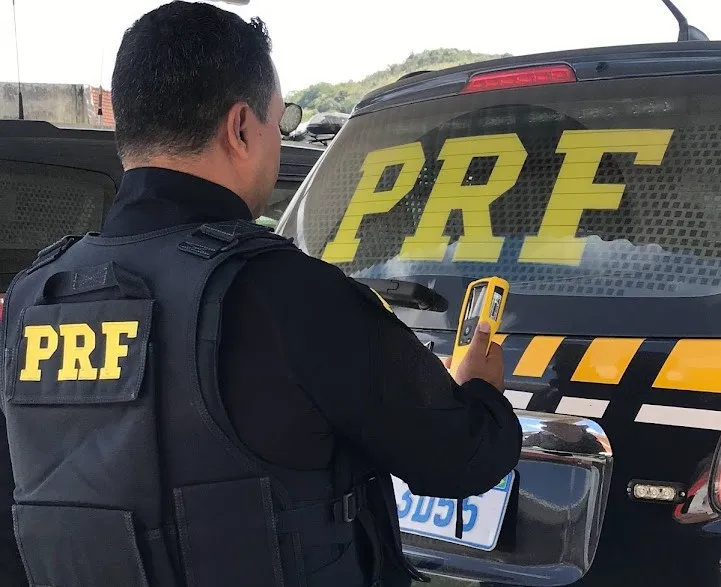 PRF na Paraíba recupera três veículos, flagra dois condutores embriagados e prende foragido da Justiça