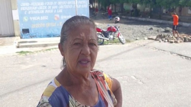 Moradora da rua Solon Medeiros comemora calçamento da rua em que reside
