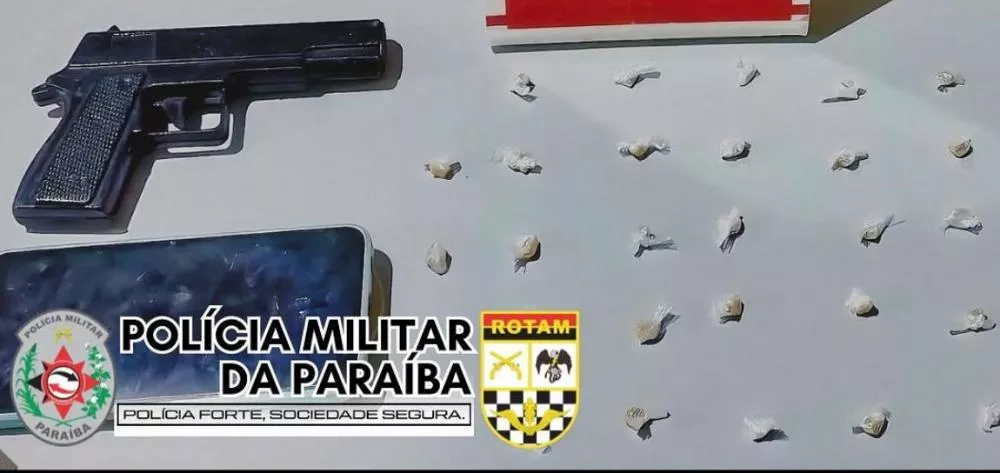 Polícia Militar apreende simulacro de arma e prende homem por tráfico no bairro Santo Antônio, em Patos-PB