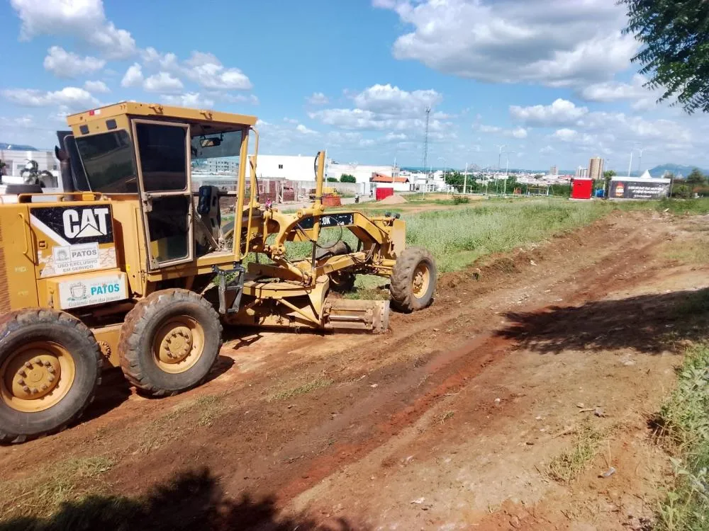 Prefeitura de Patos intensifica serviços de limpeza em equipamentos e espaços públicos