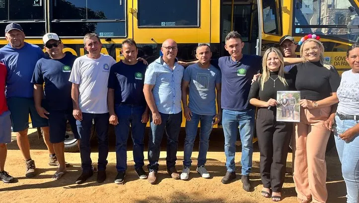 Prefeita de São José de Espinharas realiza entrega de novo ônibus escolar