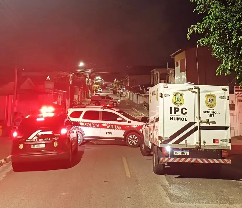Jovem tem casa invadida, é arrastado para rua e assassinado a tiros