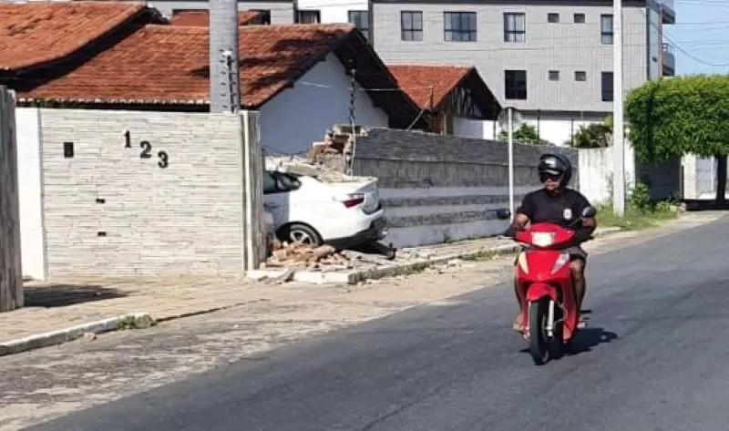 Idoso passa mal ao volante e derruba muro após colisão, em Patos