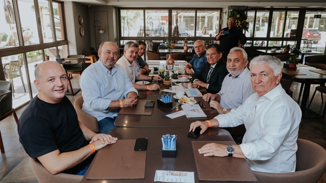Adriano debate com Grupo Farol ações para o desenvolvimento da Paraíba 