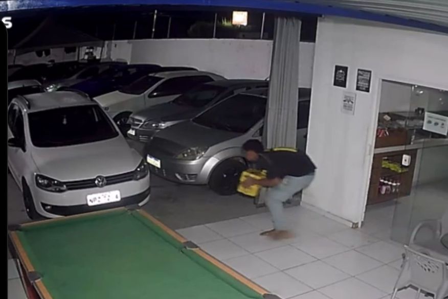 Homem com tornozeleira eletrônica é preso após ser flagrado roubando duas caixas de cerveja, na PB