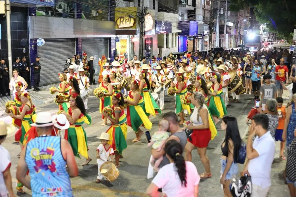 Encerramento do Carnaval da Gente 2025 reúne Mostra Carnavalesca, Maracatu Quilombo Nagô, blocos e Os Papangus de Taperoá