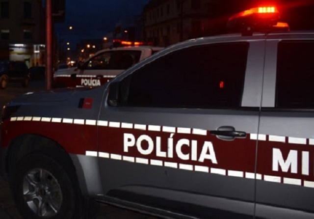 Jovem de 17 anos é arrastado de dentro de sua casa e executado com vários disparos de arma de fogo na cabeça e no tórax no Bairro Mutirão, em Patos - veja