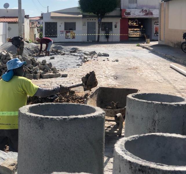 Seinfra amplia número de equipe para atender solicitações de conserto de galeria e tapa buraco