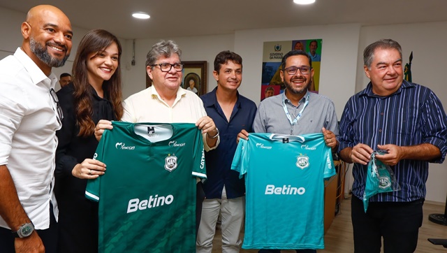 João Azevêdo e presidente da Cagepa assinam contratos de patrocínio com times de futebol da Paraíba