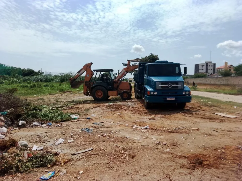 SEINFRA intensifica limpeza e manutenção de ruas em diversos bairros de Patos