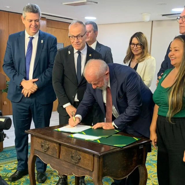 Presidente assina projeto para viabilizar piso nacional da enfermagem 