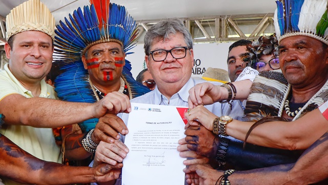 João Azevêdo autoriza novos investimentos e faz entrega de ações em homenagem ao Dia dos Povos Indígenas