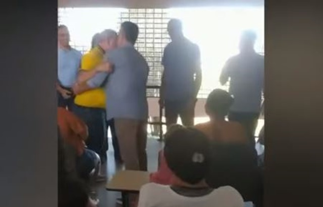 VÍDEO: Durante reunião na Paraíba, prefeito avança sobre vereador, mas é contido por deputado estadual