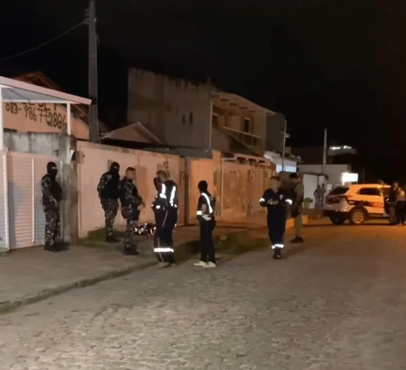Homem é morto com tiros na cabeça em calçada de igreja, em João Pessoa