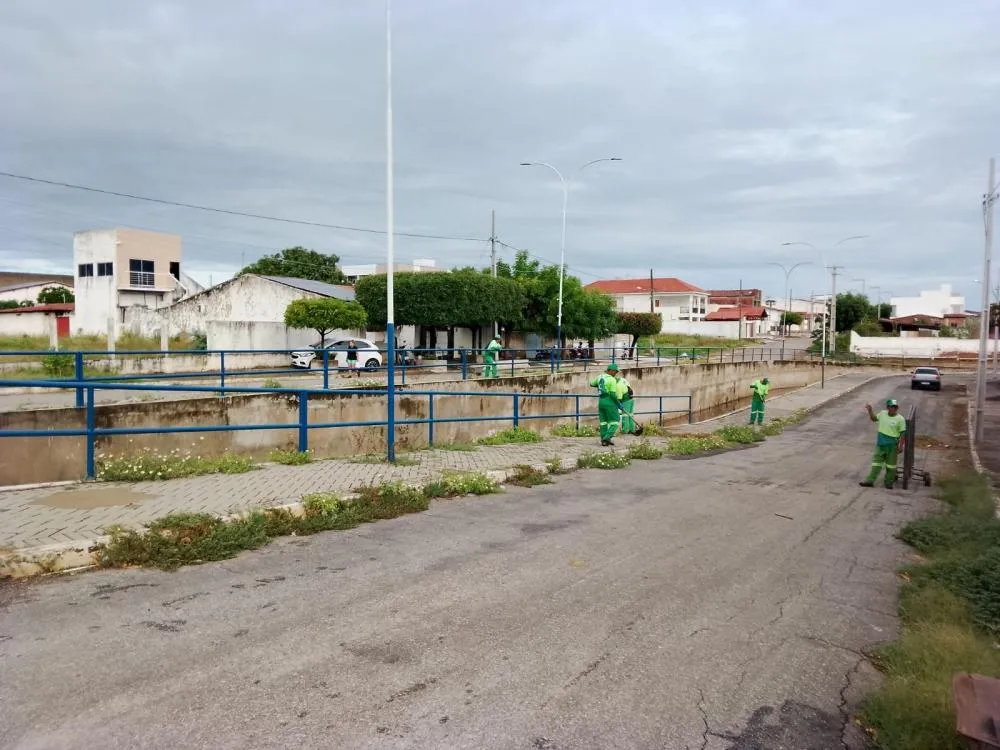Prefeitura de Patos realiza limpeza no entorno do Canal do Frango