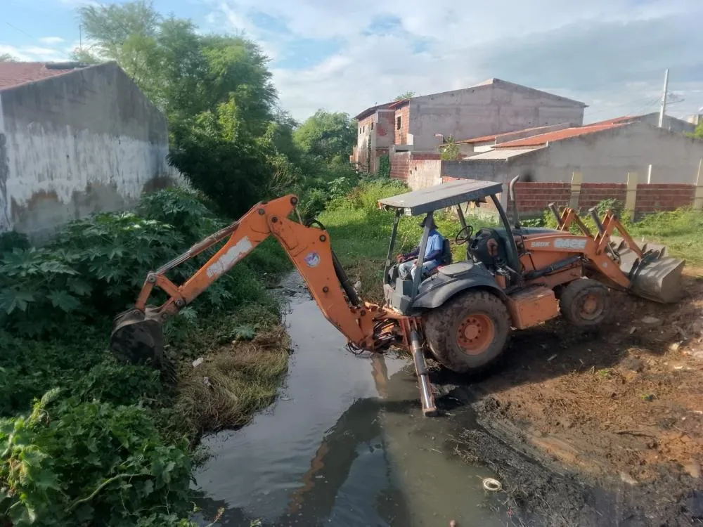 Prefeitura de Patos intensifica serviços de limpeza urbana e infraestrutura