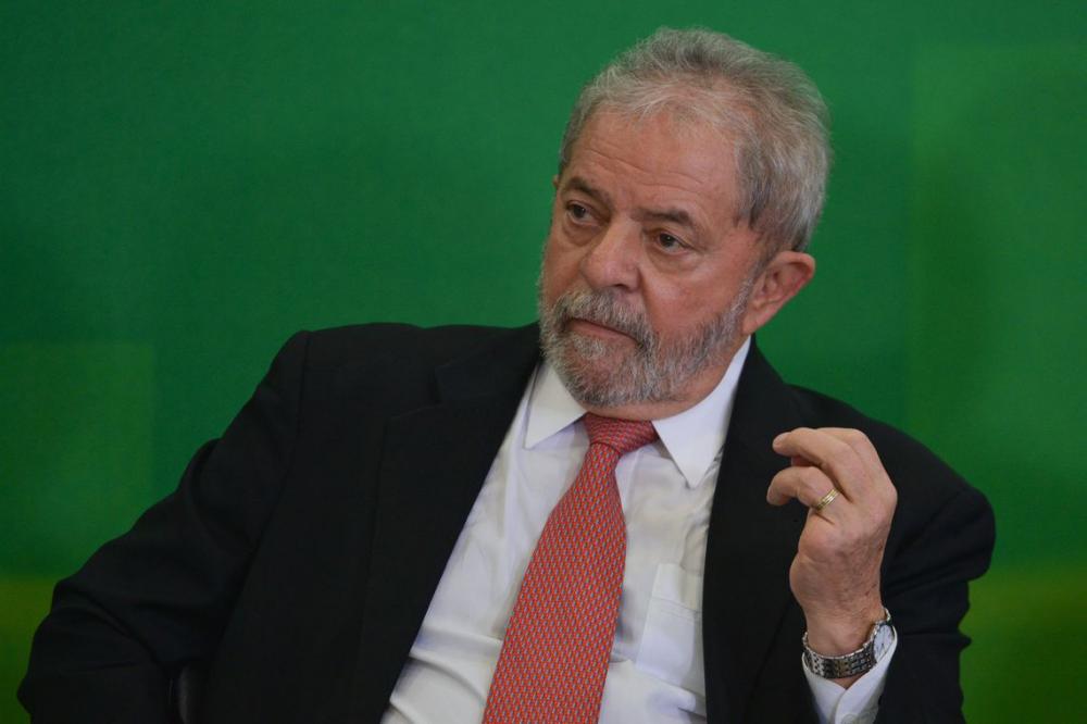 Lula faz cirurgia para retirada de lesão na laringe