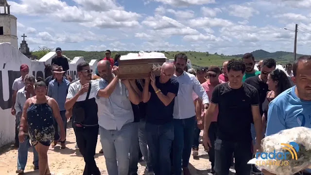 VÍDEO: sob forte comoção, lágrimas e homenagens, corpo do médico Oscar Sobral é sepultado