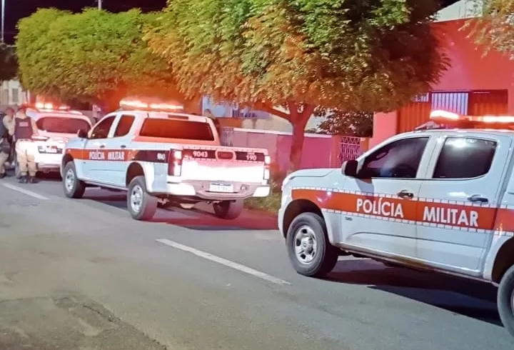 Mulher é esfaqueada em tentativa de feminicídio na noite deste domingo (23), em Patos
