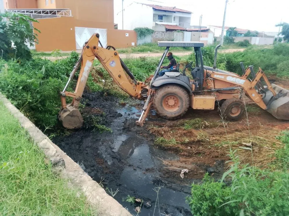Mantendo a cidade limpa, SEINFRA segue com serviços de limpeza e manutenção em bairros de Patos