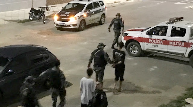 POLÍCIA MILITAR CONDUZ HOMEM À DELEGACIA POR POSSE DE DROGA, NA CIDADE DE CAJAZEIRAS-PB