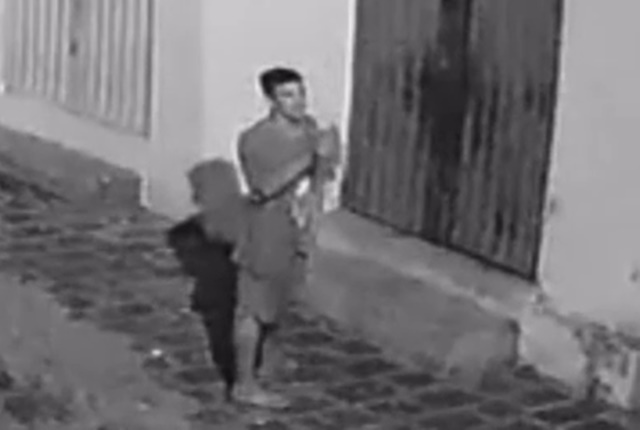 Vídeo: Elemento é flagrado por câmera tentando arrombar estabelecimento comercial, no alto sertão da PB