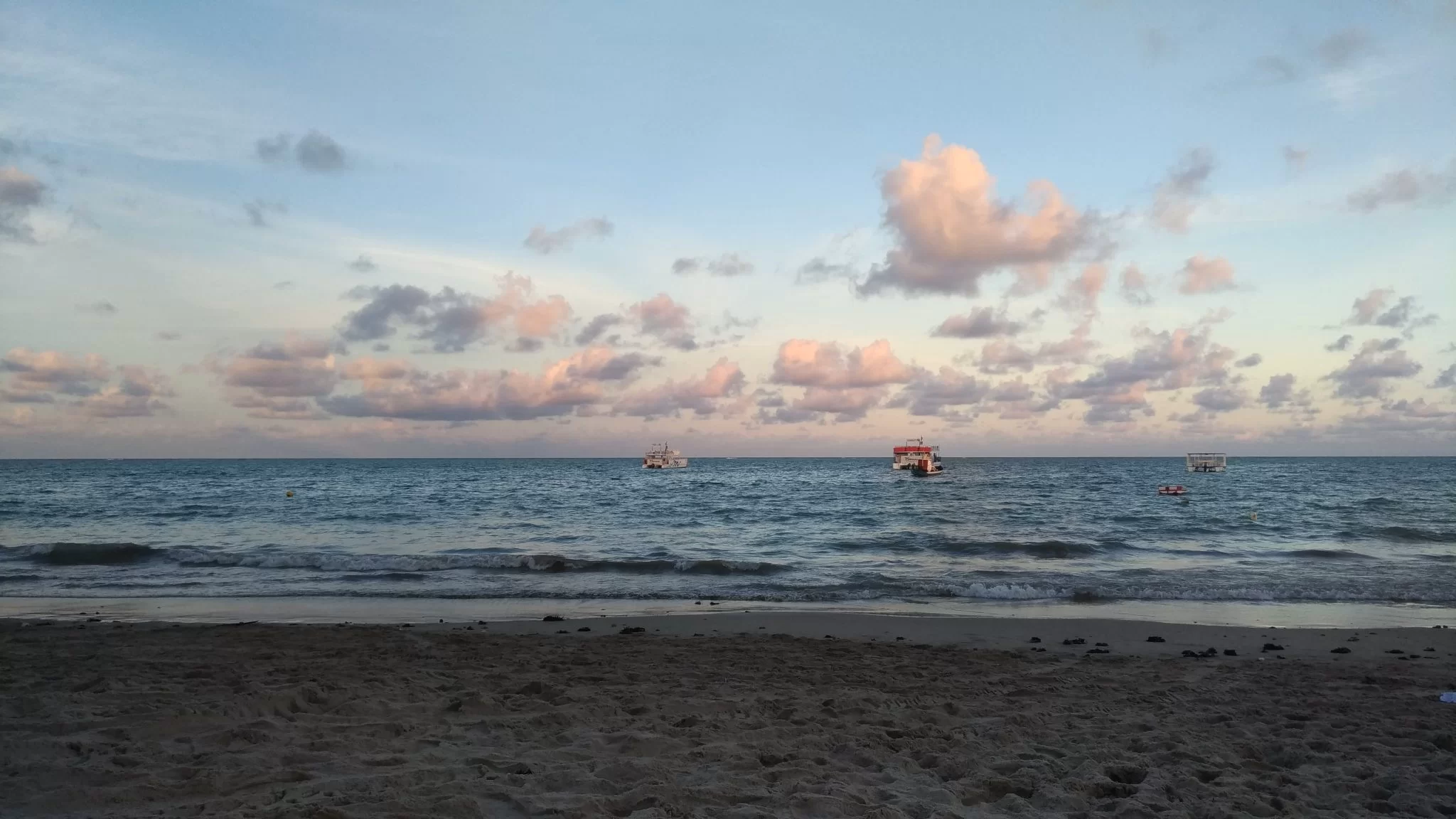 Seis pessoas ficam à deriva após barco virar no mar, na PB