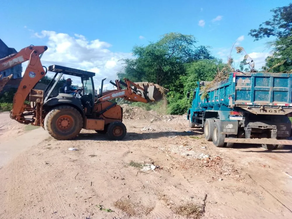 SEINFRA retira entulhos nas margens do Rio Espinharas e intensifica outros serviços em Patos