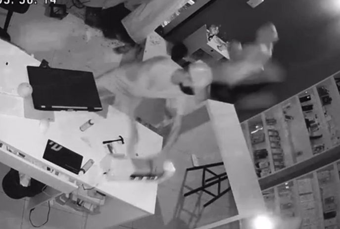 Câmera registra invasão de bandidos a loja de celulares, na capital paraibana