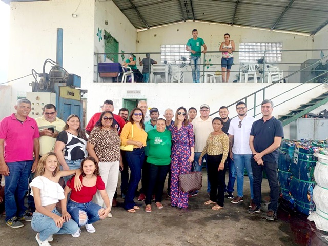 Comitiva de São José do Bonfim visita Cooperativa de reciclagem na cidade de Itabaiana PB 