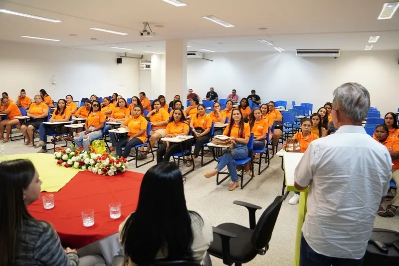 Mulheres atendidas pelos CRAS de Patos são protagonistas de aula inaugural de cursos de manicure e pedicure