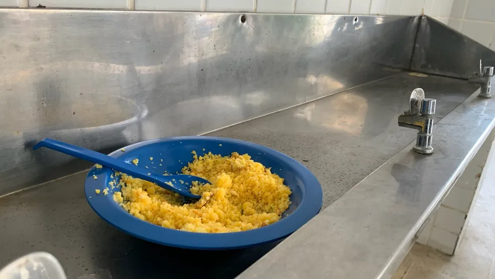Auditoria encontra comida vencida e equipamentos quebrados em escolas na Paraíba