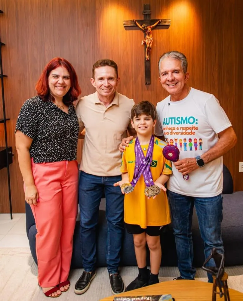Prefeito de Patos recebe atletas medalhistas e destaca apoio ao esporte