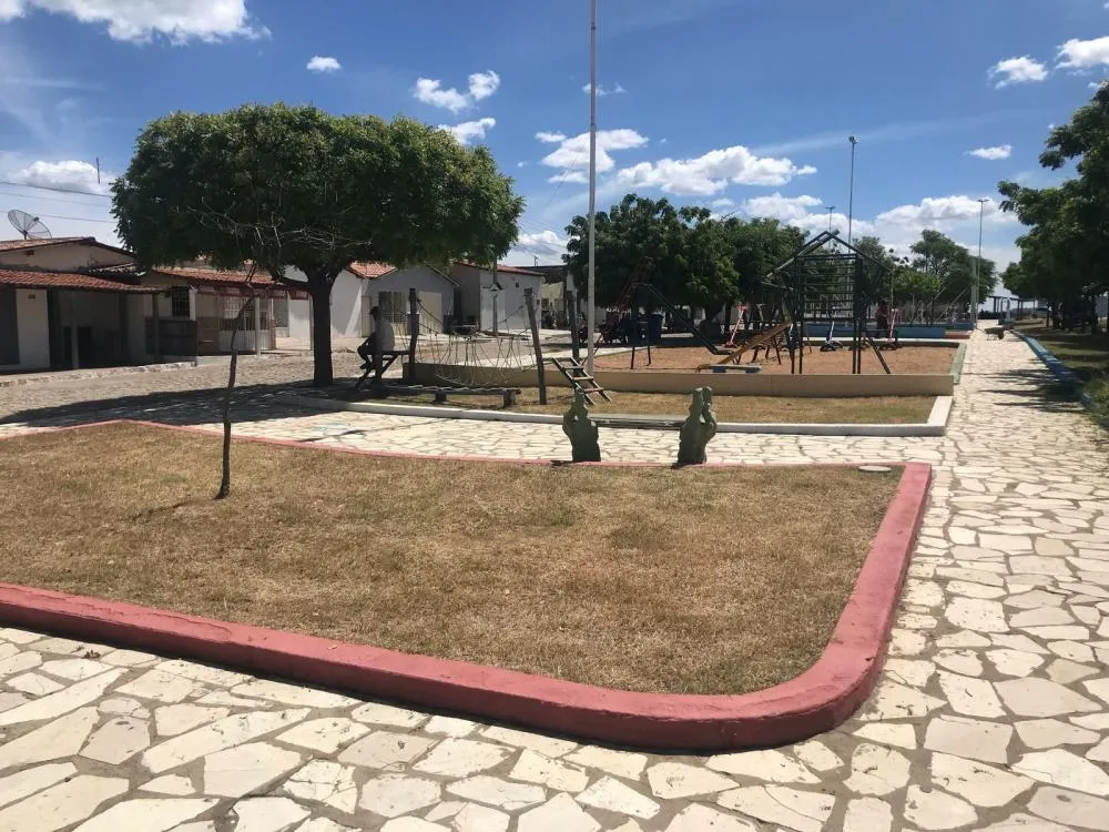 SEINFRA conclui limpeza e capinação da Praça do Distrito de Santa Gertrudes, em Patos