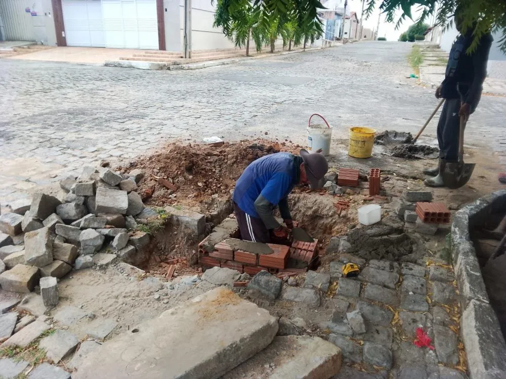 SEINFRA inicia a semana realizando ações de manutenção e limpeza em bairros da cidade