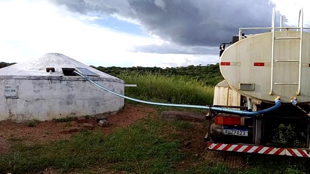 Moradores da zona rural de Patos recebem água potável do programa de abastecimento do município