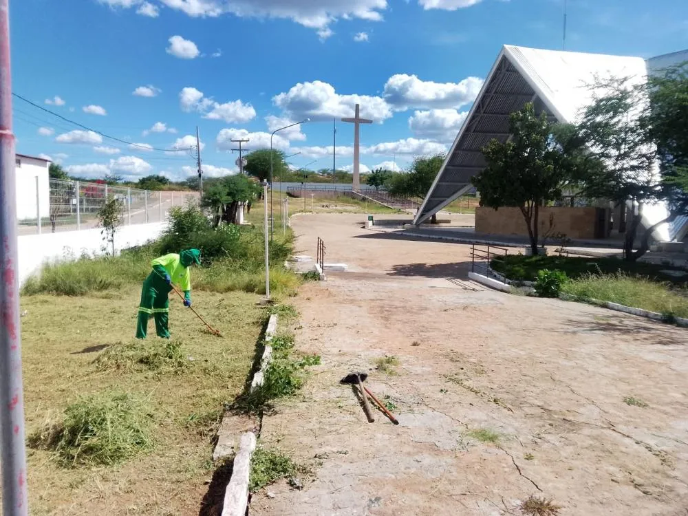 SEINFRA realiza serviços de limpeza no Parque Cruz da Menina e em bairros da cidade